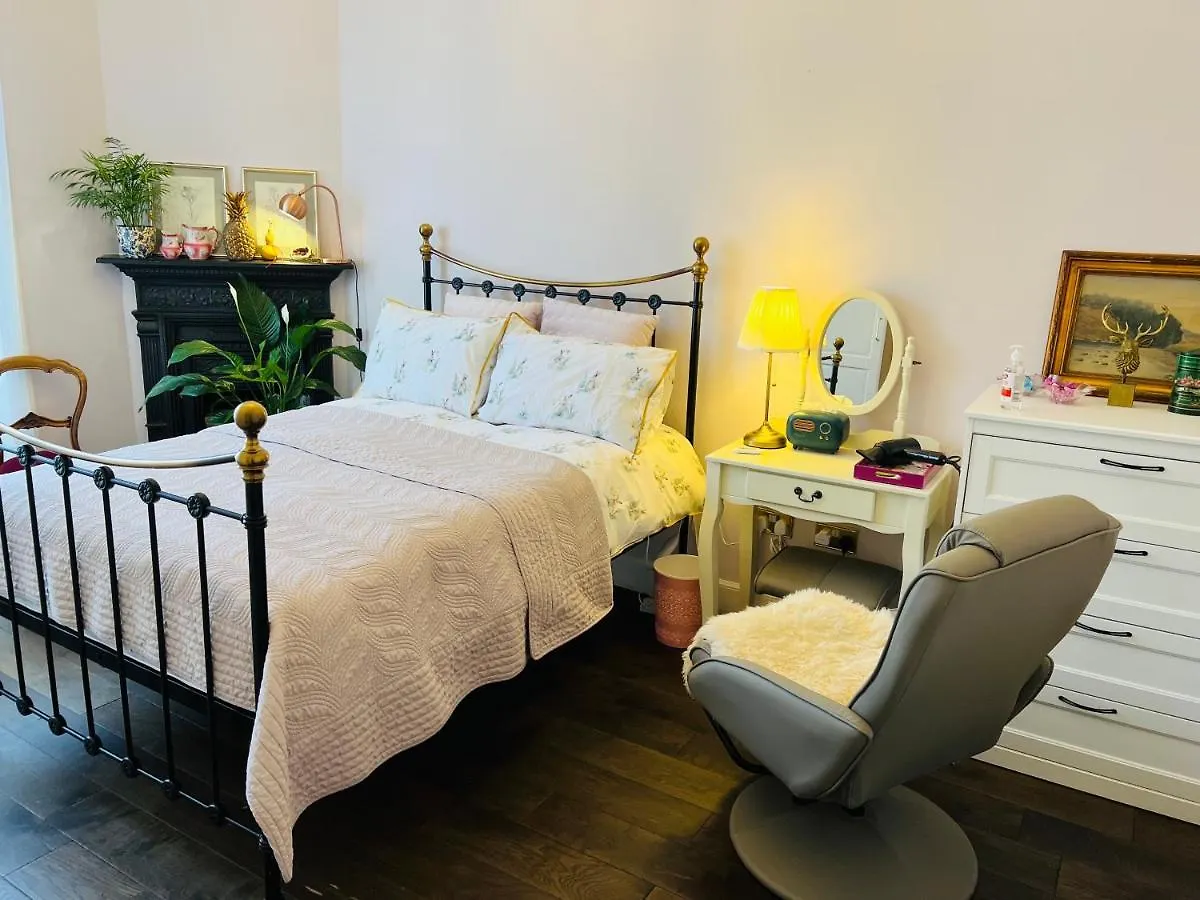 Good Times Edinburgh Elm Row City Centre Apartment contacts